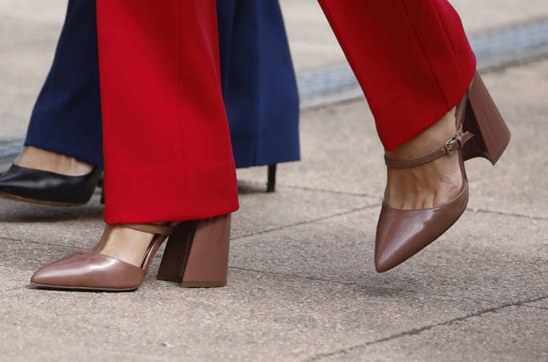 La Reina Letizia, con zapatos rosas de Patrizia Pepe