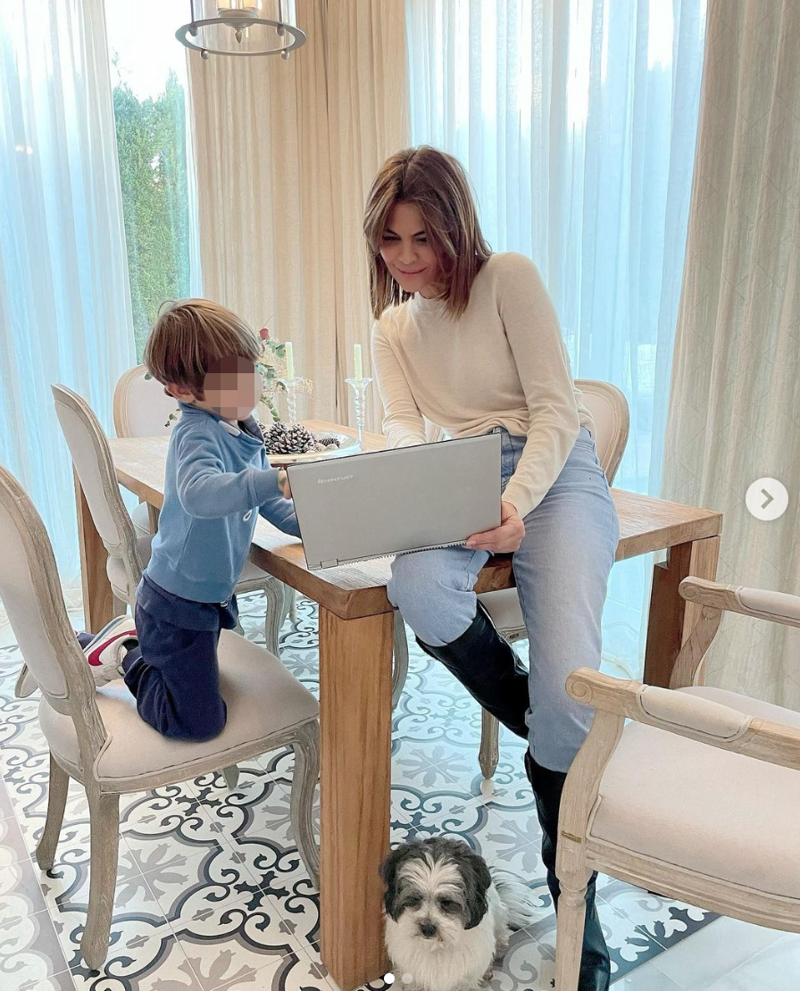 María José Suárez en el salón de su casa