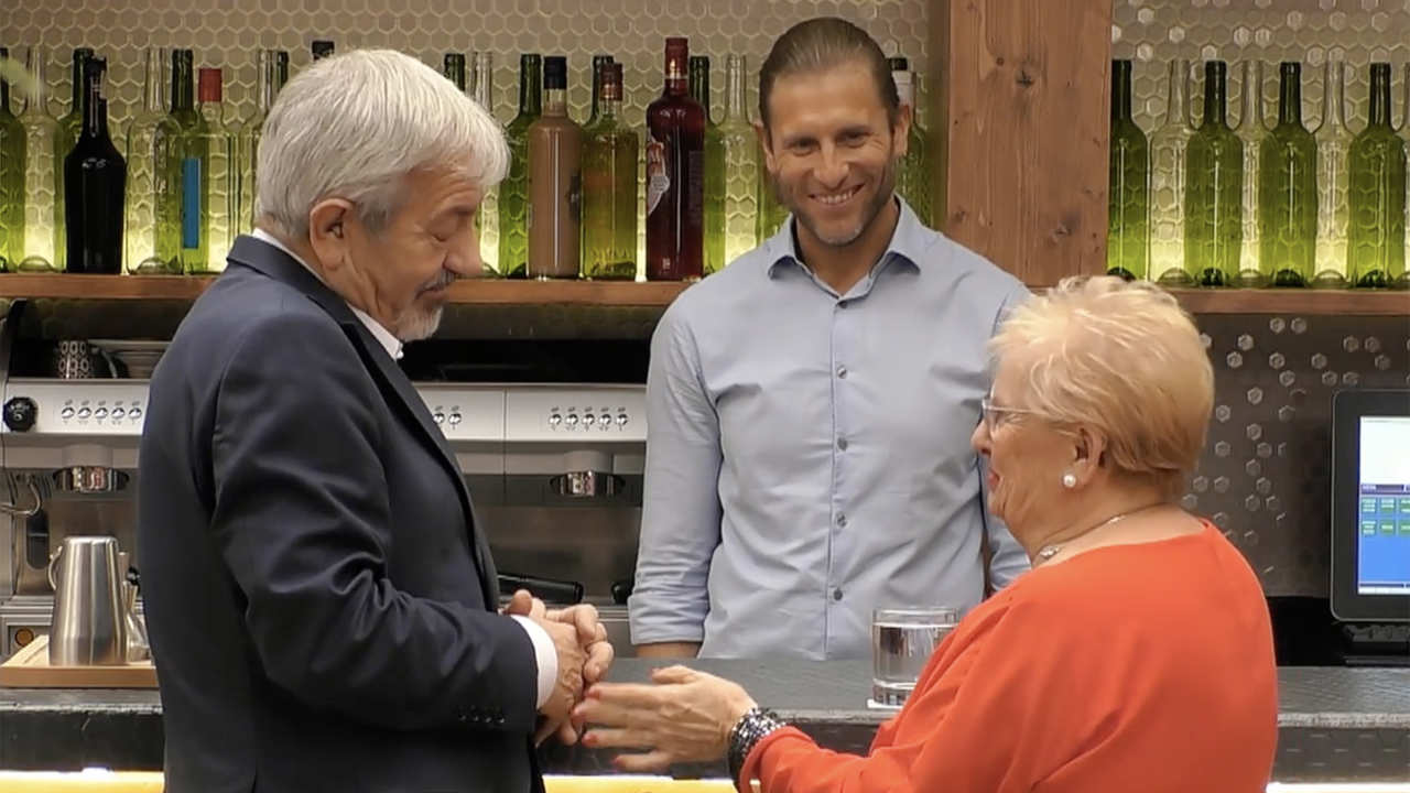 Nieves junto a Carlos Sobera y Matías en 'First Dates'