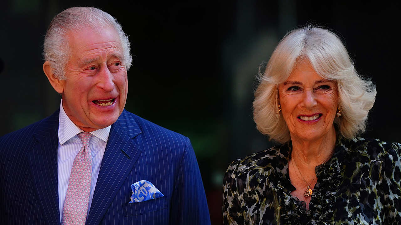 La emotiva reaparición del rey Carlos III: sonrisas, saludos y el apoyo de Camilla