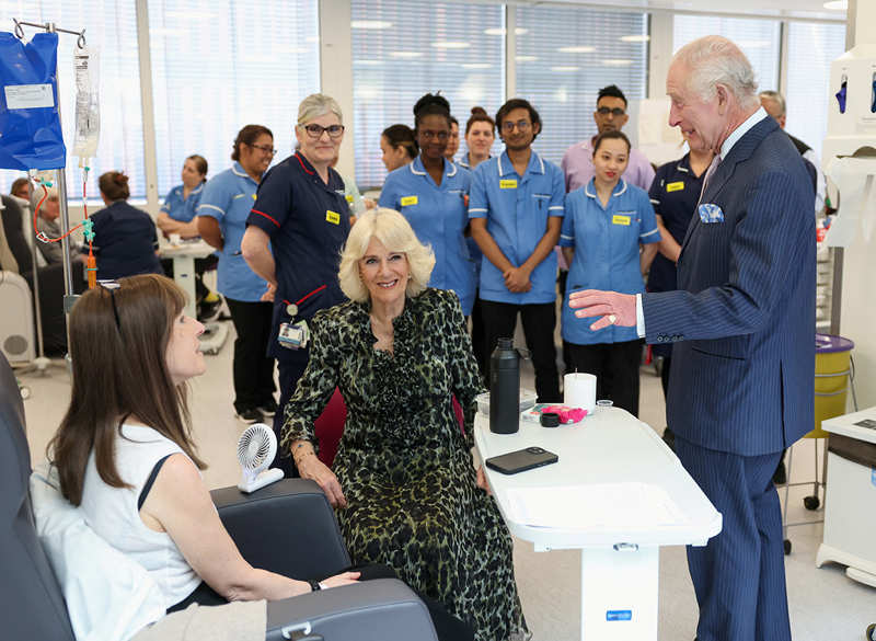 Carlos y Camilla, muy cercanos con los pacientes