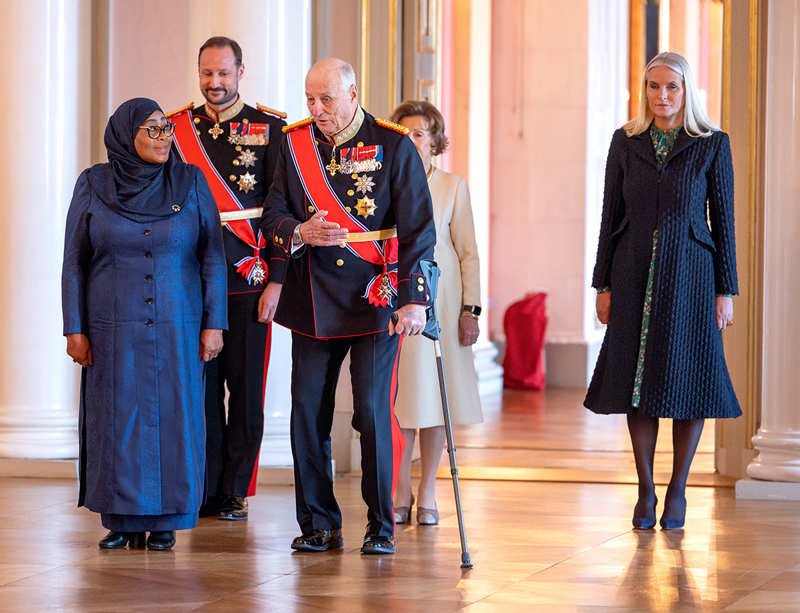 El rey Harald de Noruega, seguido por su esposa y los príncipes herederos Haakon y Mette-Marit