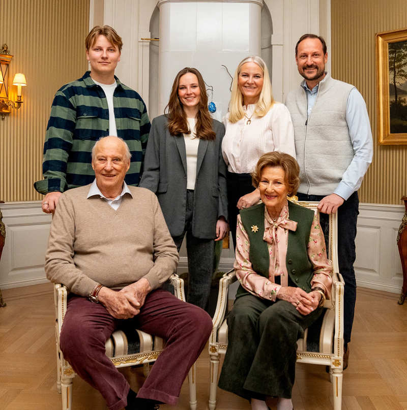 El rey Harald posa con su familia tras serle implantado un marcapasos