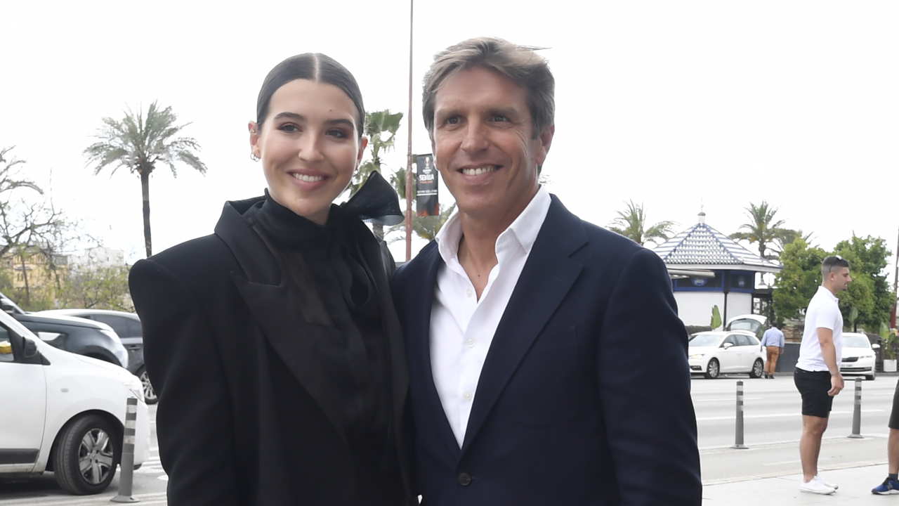 Alba Díaz junto a su padre, 'El Cordobés', a las puertas de una plaza de toros