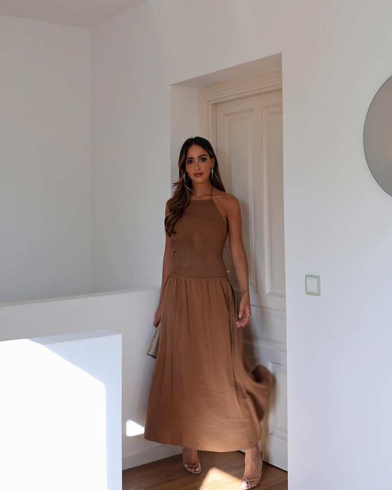 El vestido marrón chocolate disponible en Zara a un precio de 29,95 euros
