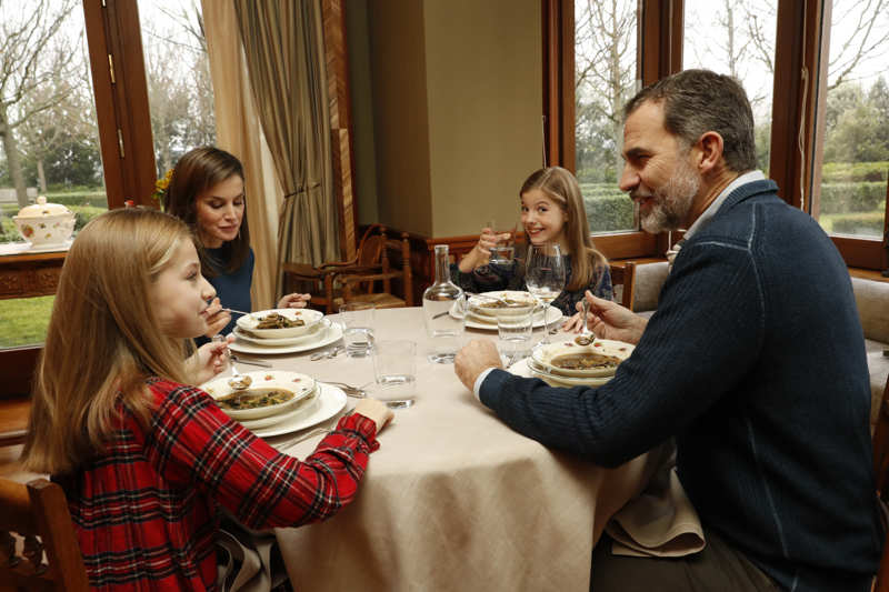 La Infanta Sofía sonríe a la cámara durante una comida en el Palacio de la Zarzuela. 