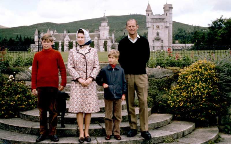 La Reina Isabel II, Felipe de Edimburgo y sus hijos Eduardo y Andrés