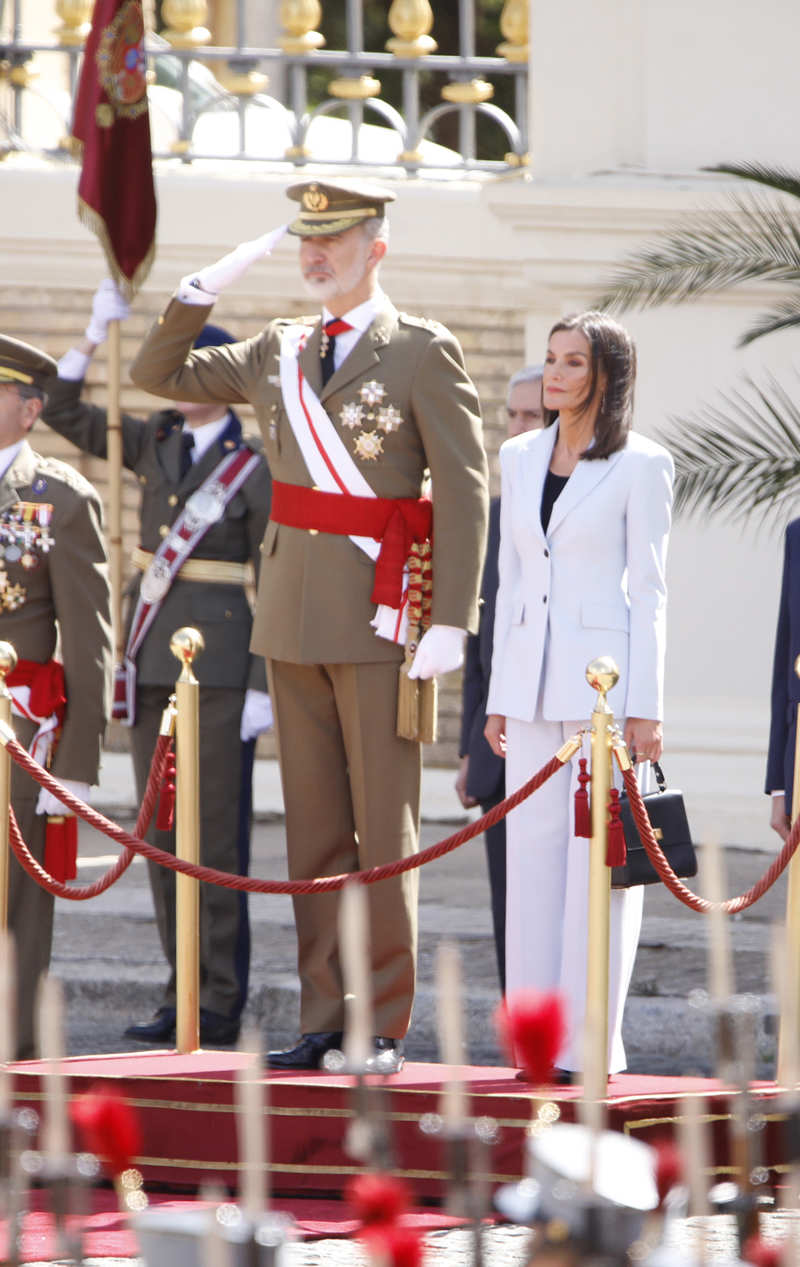 El elegante estilismo de la Reina Letizia en la Academia Militar de Zaragoza