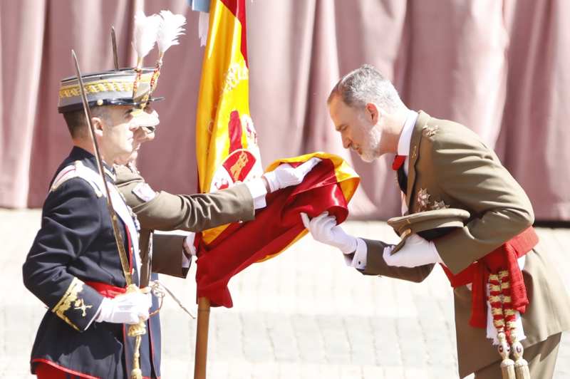 Felipe VI vuelve a jurar la bandera. 