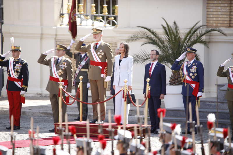La Reina Letizia acompaña a Felipe VI durante su Jura de Bandera en Zaragoza. 
