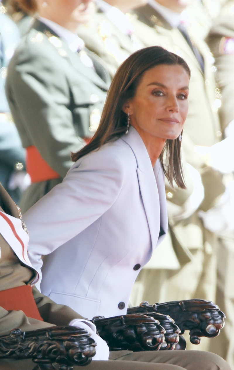 Los larguísimos pendientes de la Reina Letizia en la Academia General de Zaragoza 2024 