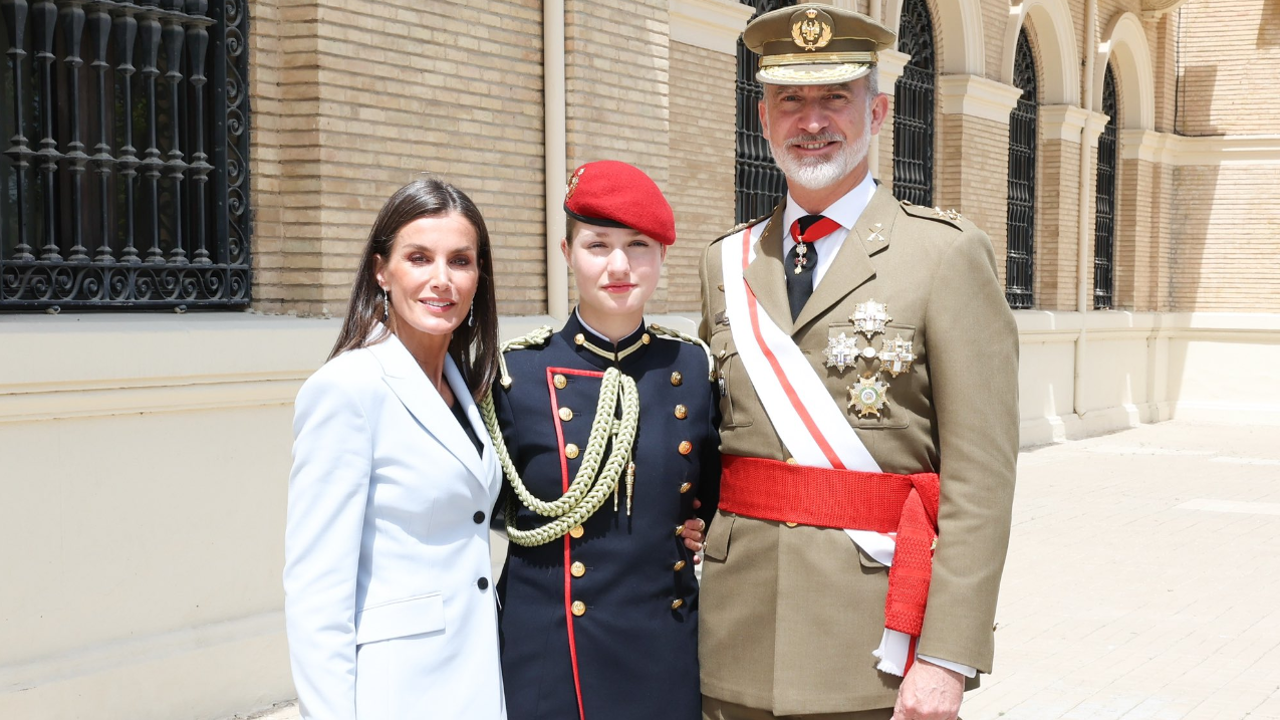 Los Reyes Felipe y Letizia posan con la Princesa Leonor en la Academia General Militar de Zaragoza. 