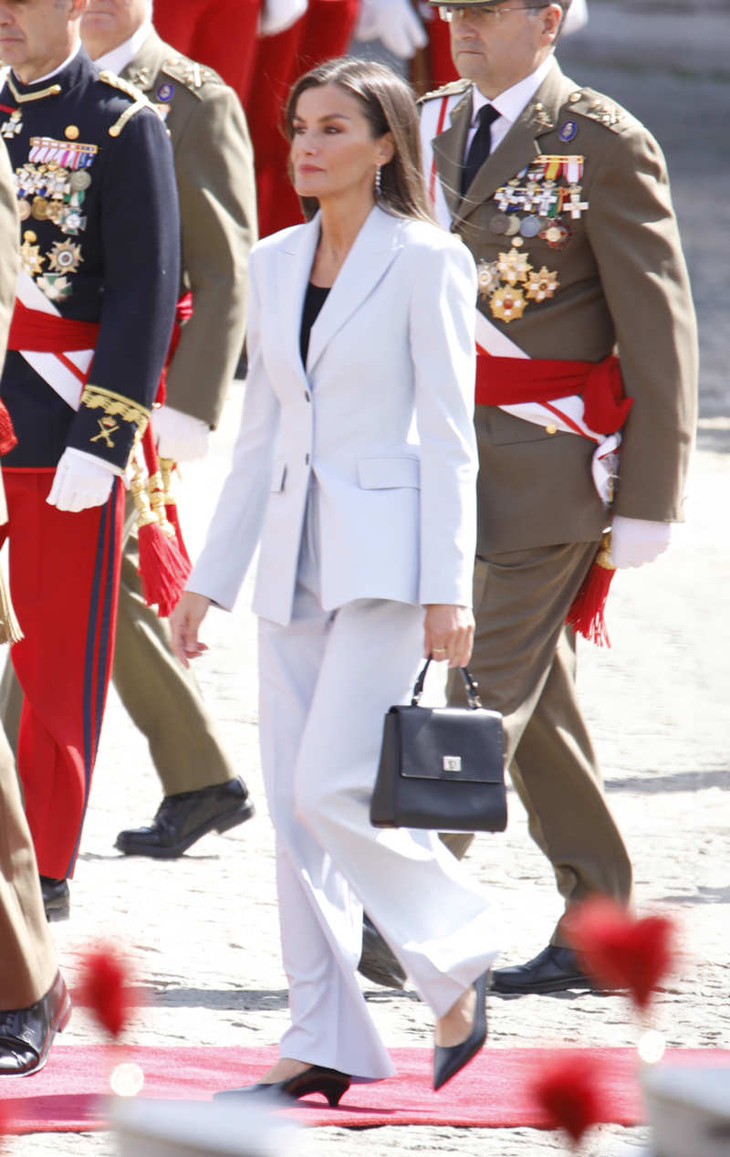 Los zapatos y el bolso de la Reina Letizia a juego con su top negro 