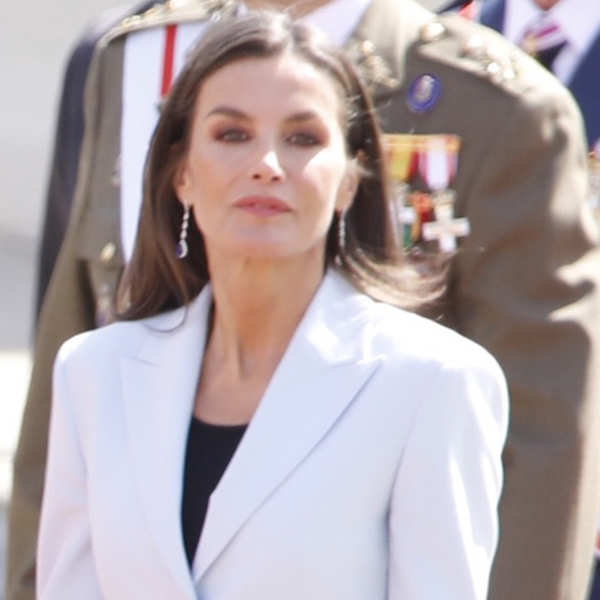 Reina Letizia estrena traje blanco en Zaragoza por el aniversario de la Jura de Bandera de Felipe VI