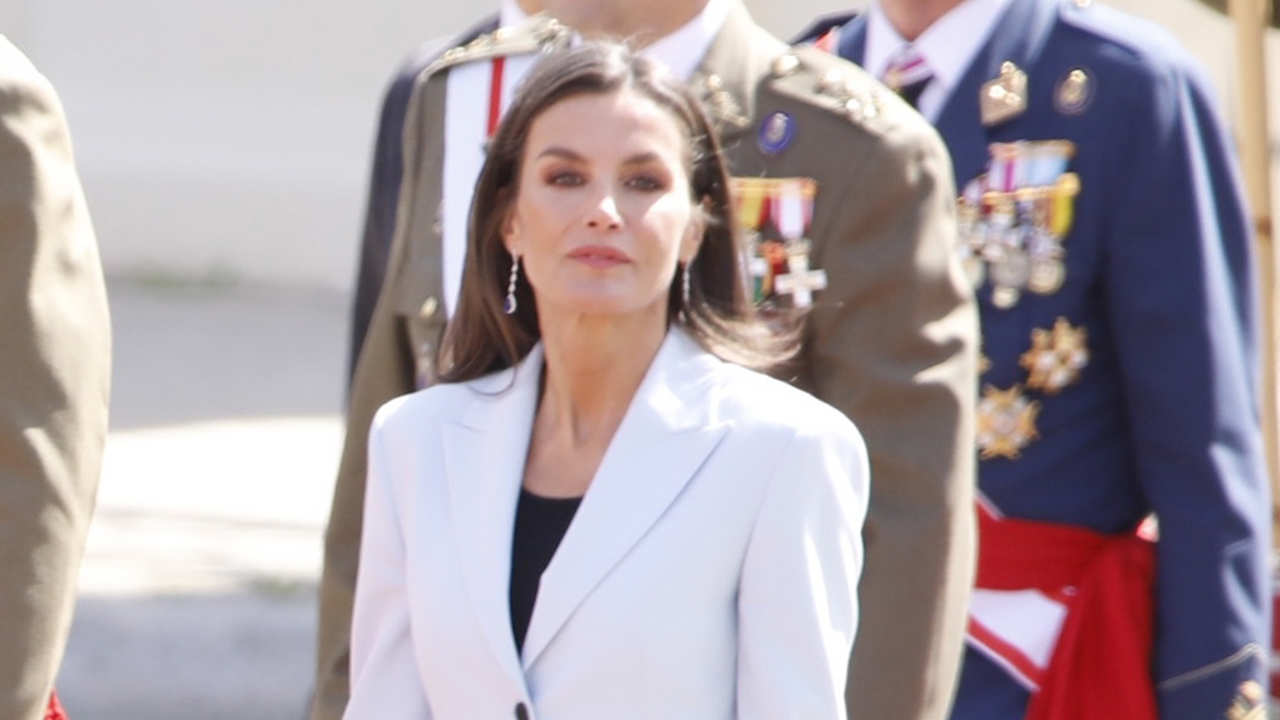 La Reina Letizia impacta con un favorecedor y elegante traje en el acto militar más importante de Felipe VI 