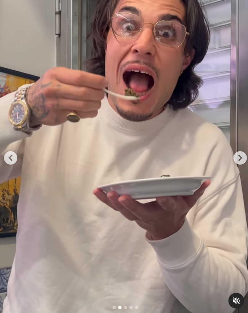 Carlo Costanzia comiendo caviar en un vídeo compartido por Alejandra Rubio
