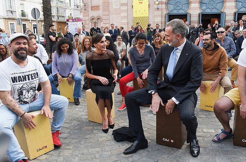 El Rey Felipe tocando el cajón en Cádiz