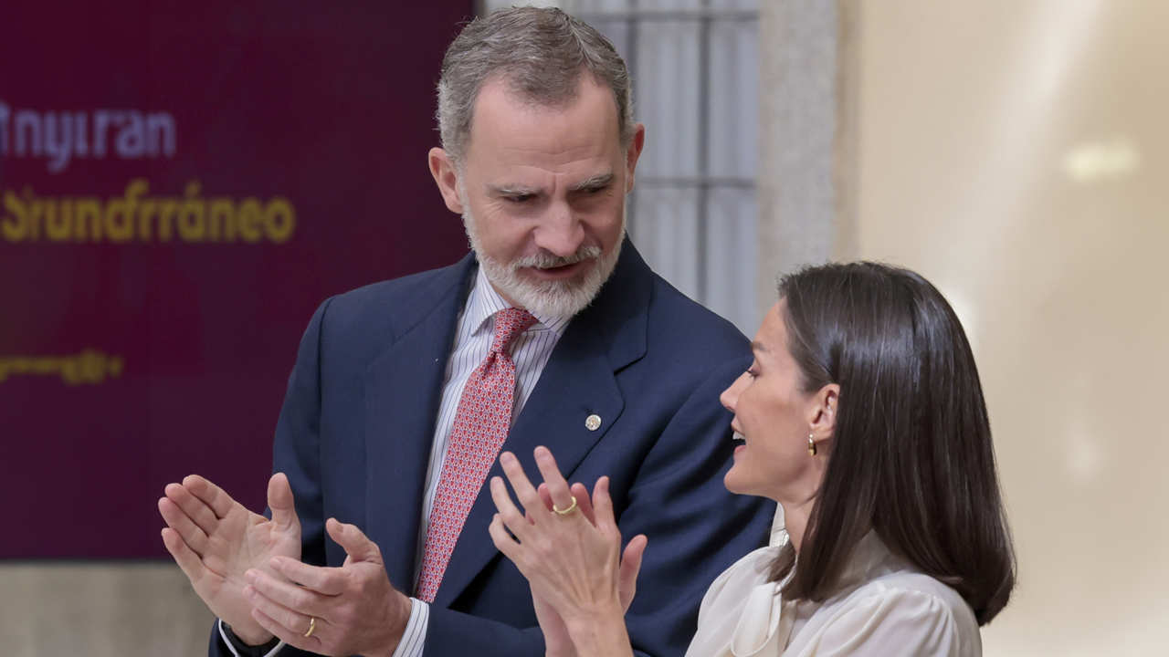 El Rey Felipe y la Reina Letizia aplaudiendo