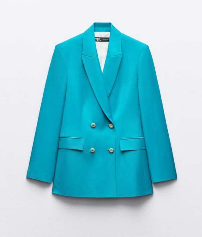 Blazer cruzada, de Zara. 