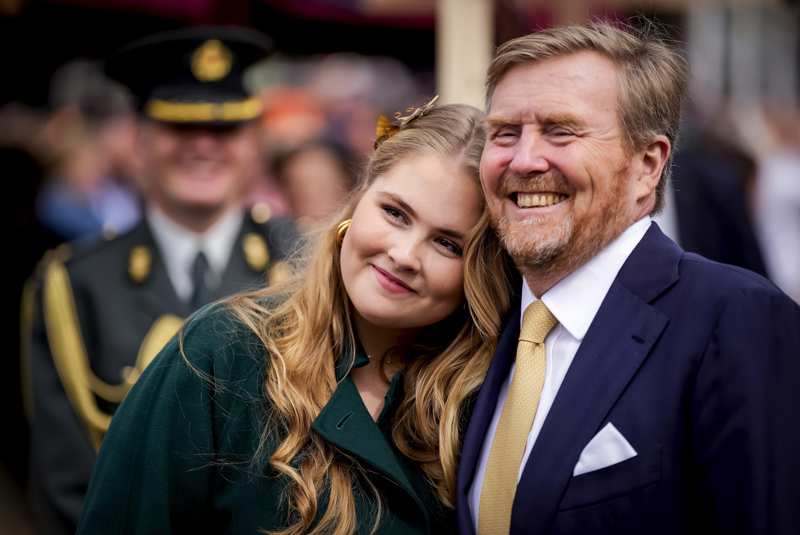 Guillermo de Holanda junto a su hija Amalia en el Día del Rey