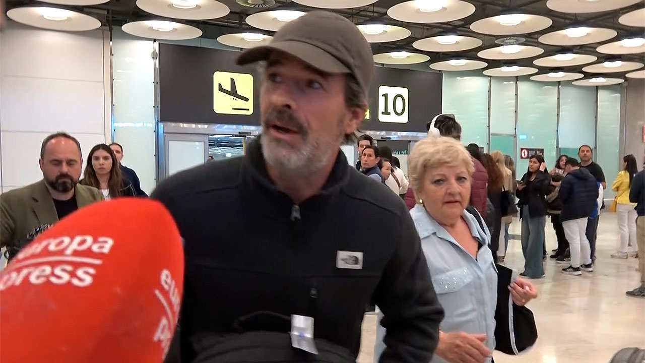 Rodolfo Sancho da la espalda a la prensa a su llegada a Madrid tras el juicio contra su hijo