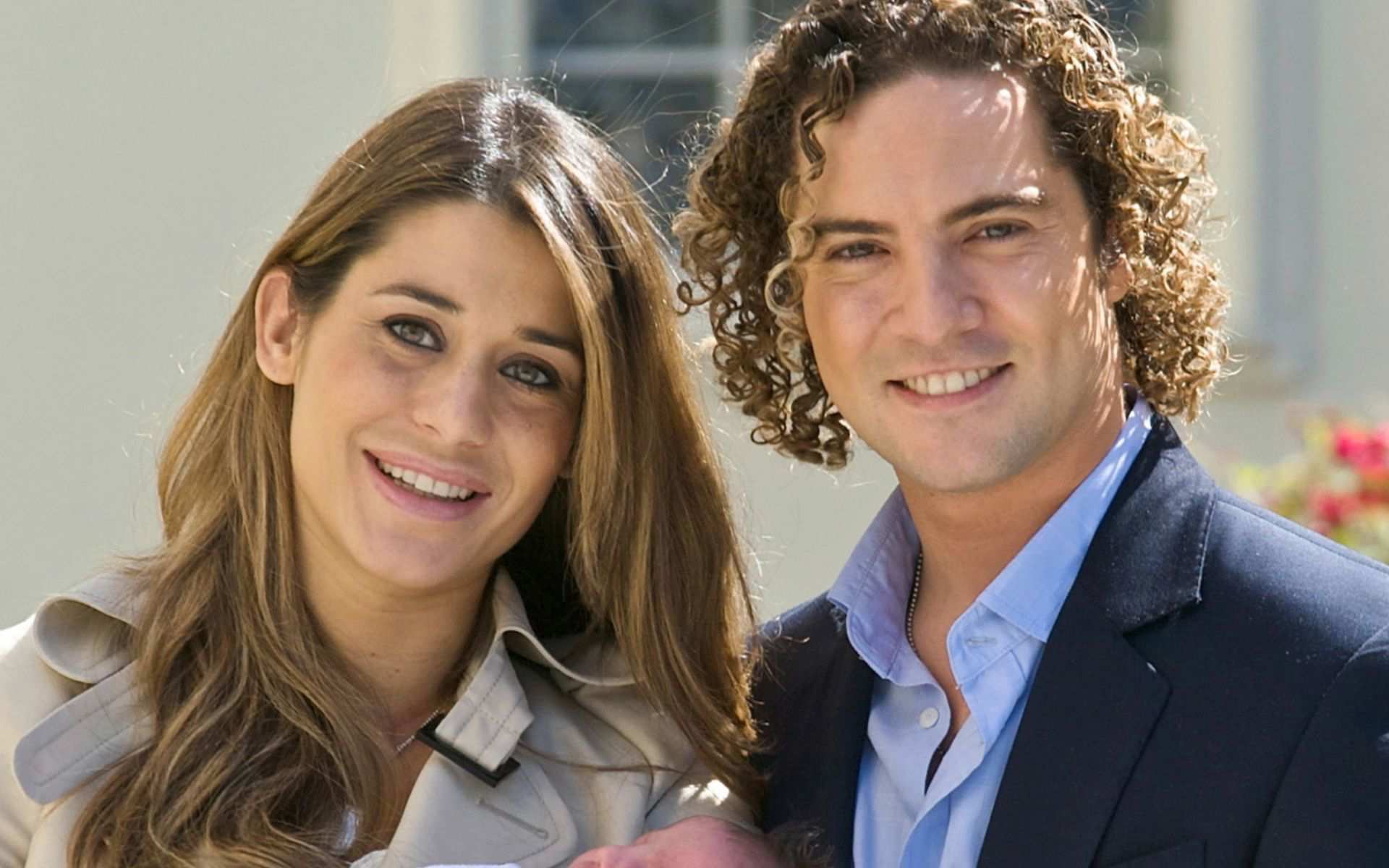 Elena Tablada y David Bisbal presentando a su hija