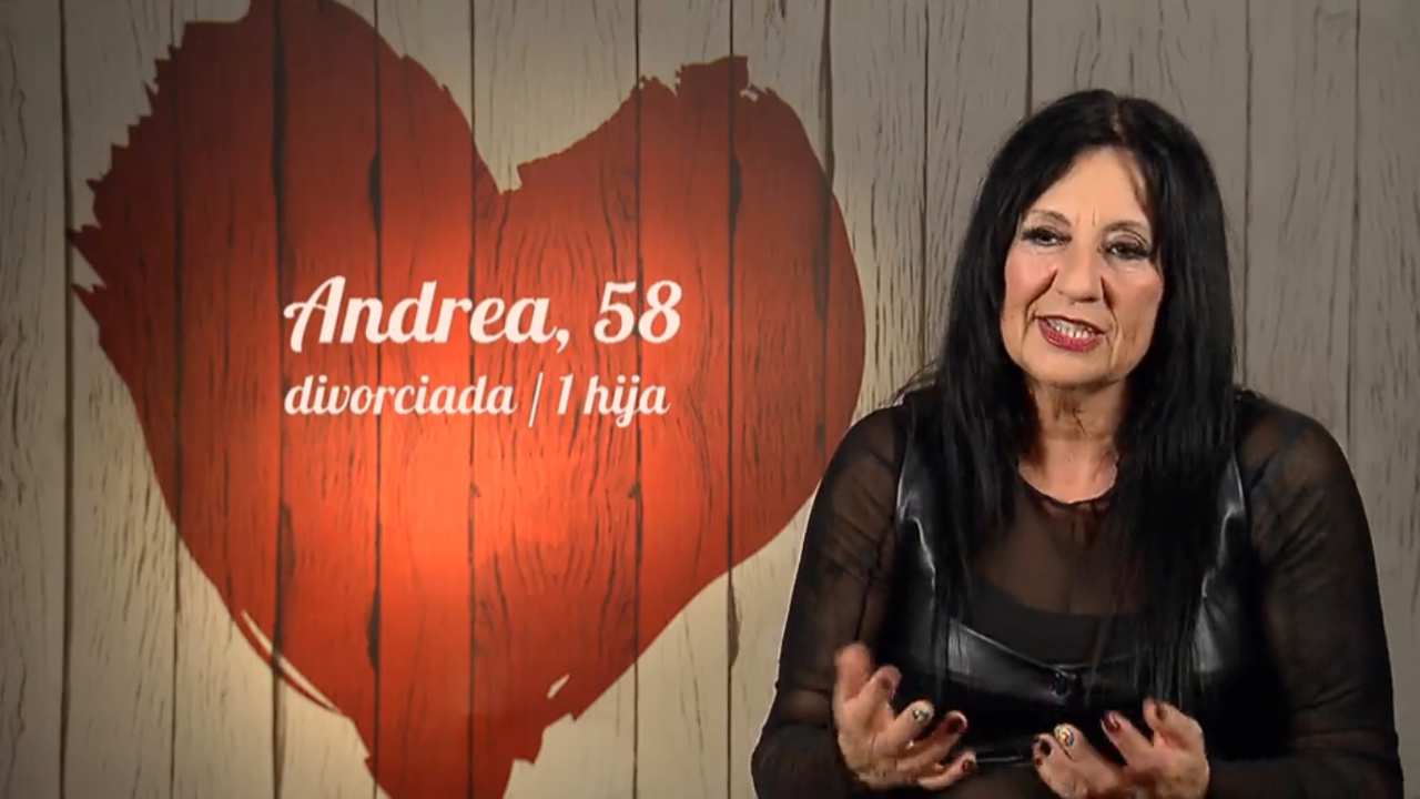 Andrea bromea con Carlos Sobera durante su cita en 'First Dates'