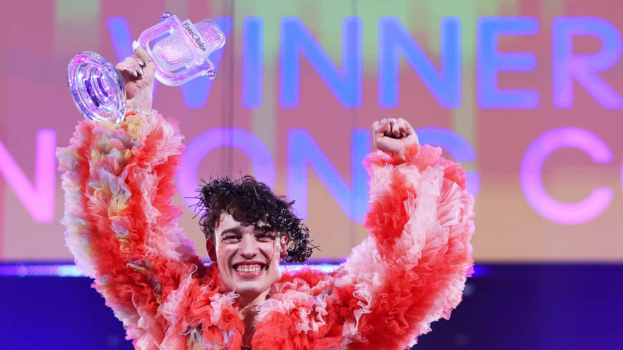 La reacción de Nemo tras romper el micrófono de cristal, su premio en Eurovisión