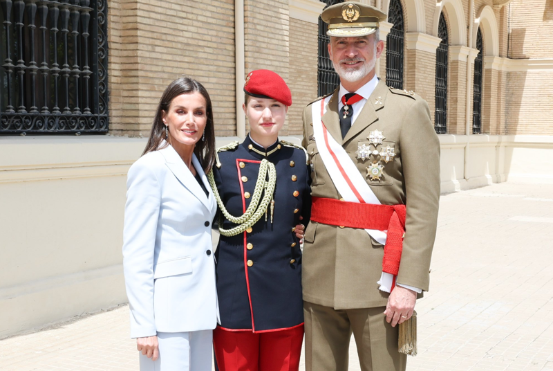Los Reyes Felipe y Letizia posan con la Princesa Leonor en la Academia General Militar de Zaragoza. 