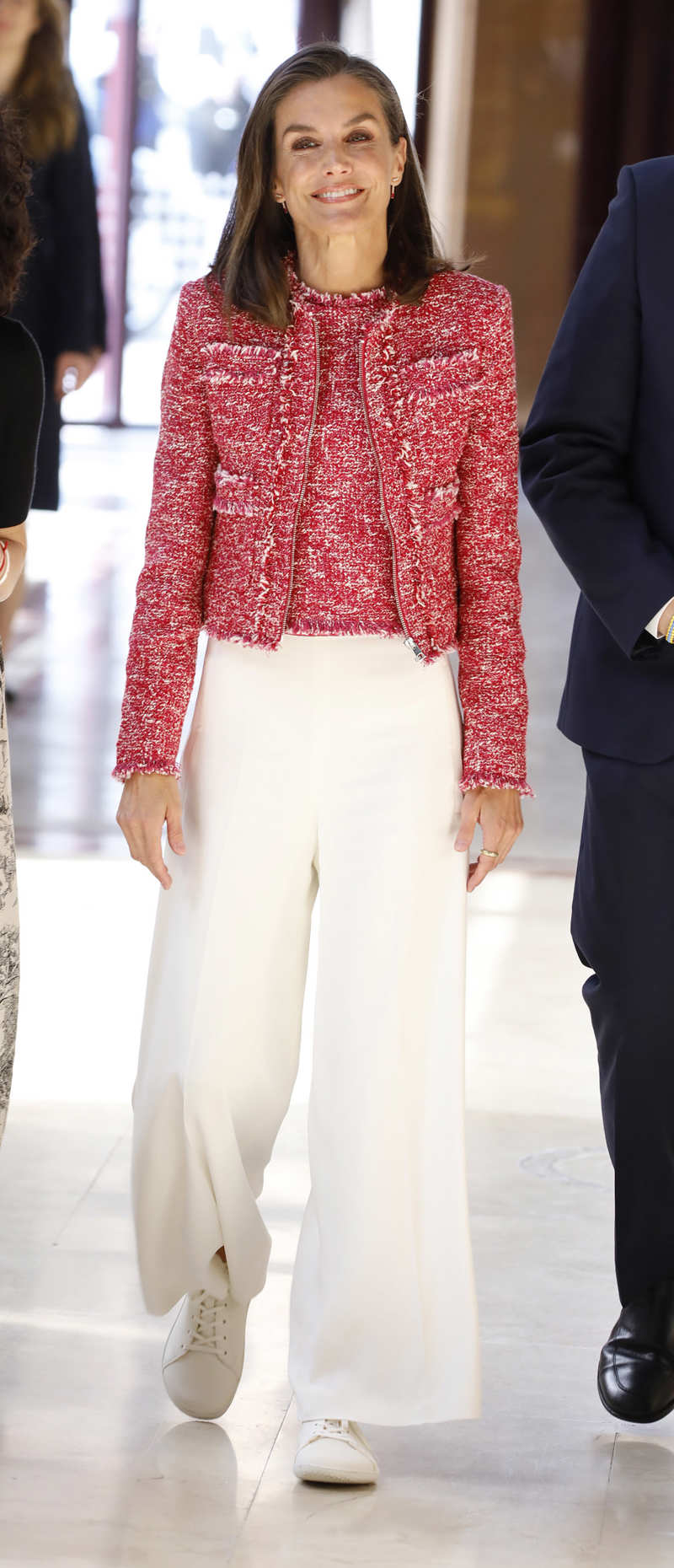 La Reina Letizia con pantalones anchos blancos