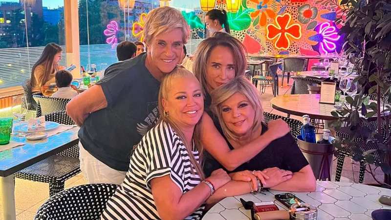 Belén Esteban, Chelo García Cortés, María Patiño y Terelu Campos se ven en un restaurante