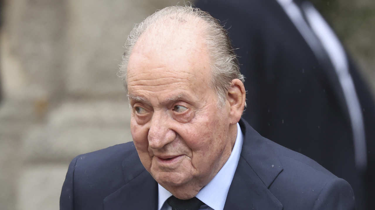 El Rey Juan Carlos se provee de tuppers tras su mariscada en Galicia