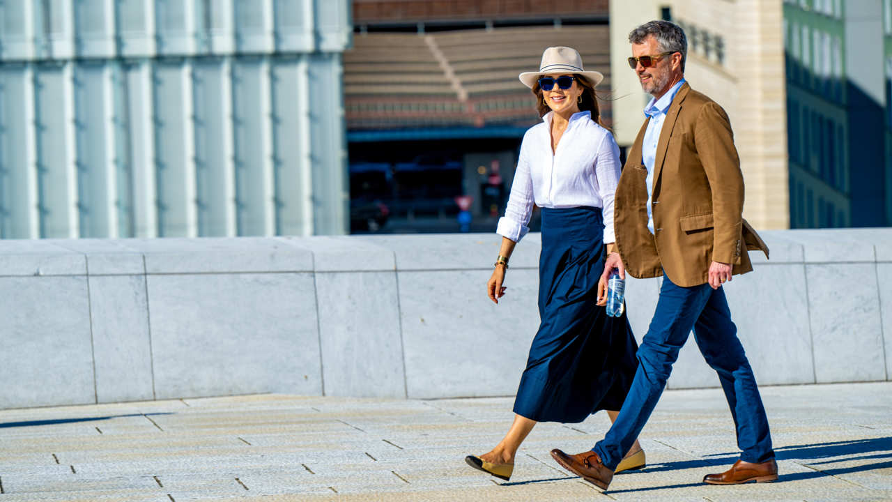 Federico y Mary de Dinamarca paseando por las calles de Oslo