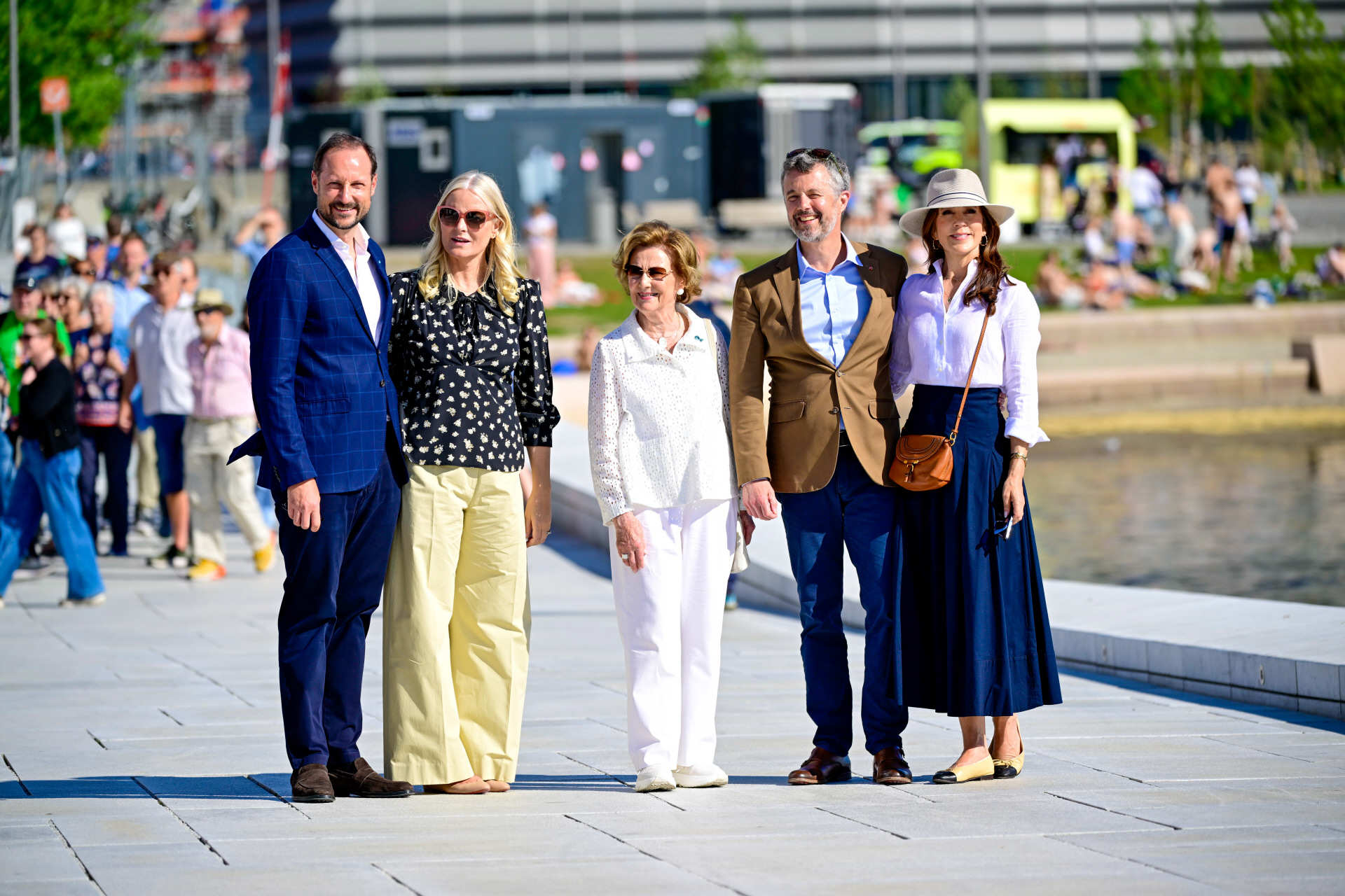 Federico y Mary de Dinamarca posan junto a Hakoon y Mette-Marit