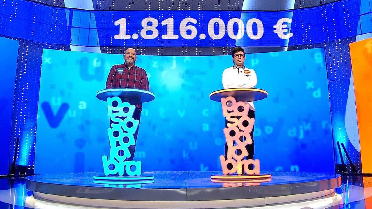 La emotiva reacción del ganador del bote de 'Pasapalabra' y su madre, tras llevarse 1,8 millones de euros
