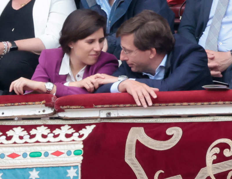 Teresa Urquijo y Almeida en los toros.