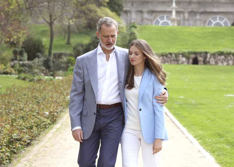El Rey Felipe VI, junto su hija mayor, la Princesa de Asturias, en su nuevo posado familiar.