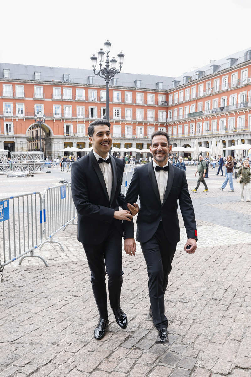 Iván Reboso y Joan Crisol llegan a su boda en la Plaza Mayor de Madrid
