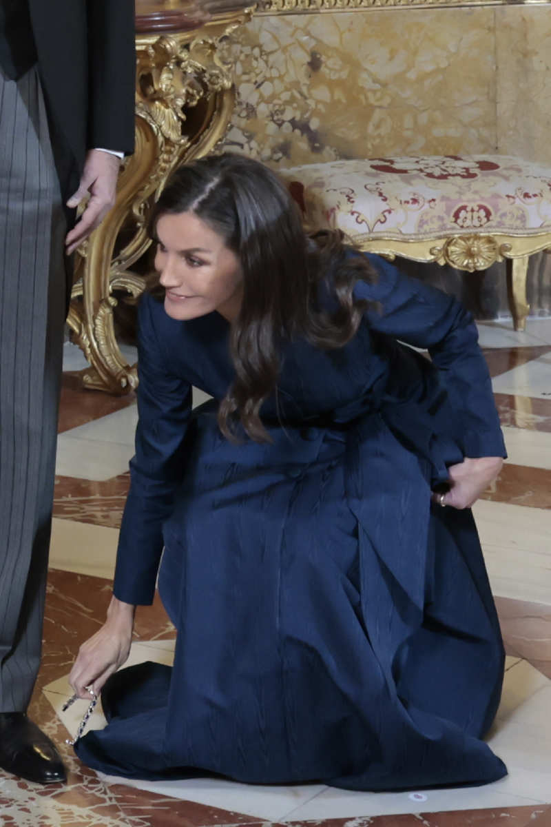 La Reina Letizia recoge su pulsera. 