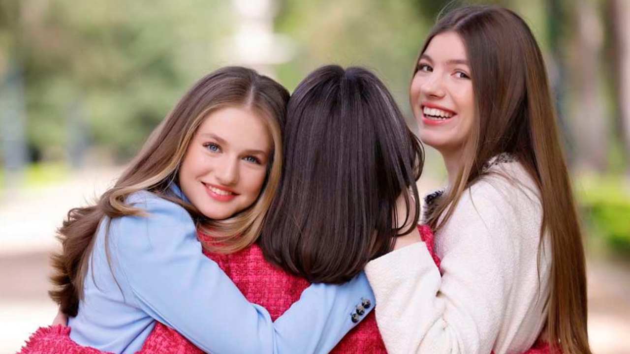Un experto en lenguaje no verbal analiza la relación de Letizia con sus hijas Leonor y Sofía en la foto oficial que rompe todos los esquemas