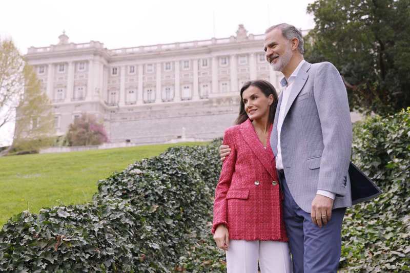 Los Reyes Felipe y Letizia en su nuevo posado oficial por el 20º aniversario de boda