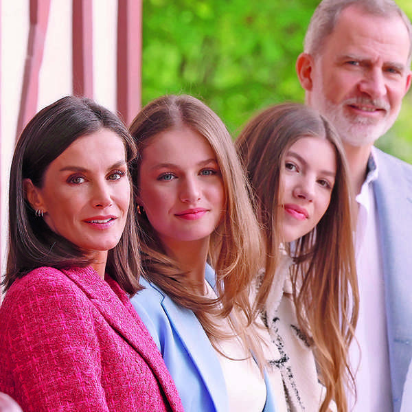 portada Los Reyes y sus hijas celebran el 20º aniversario de boda