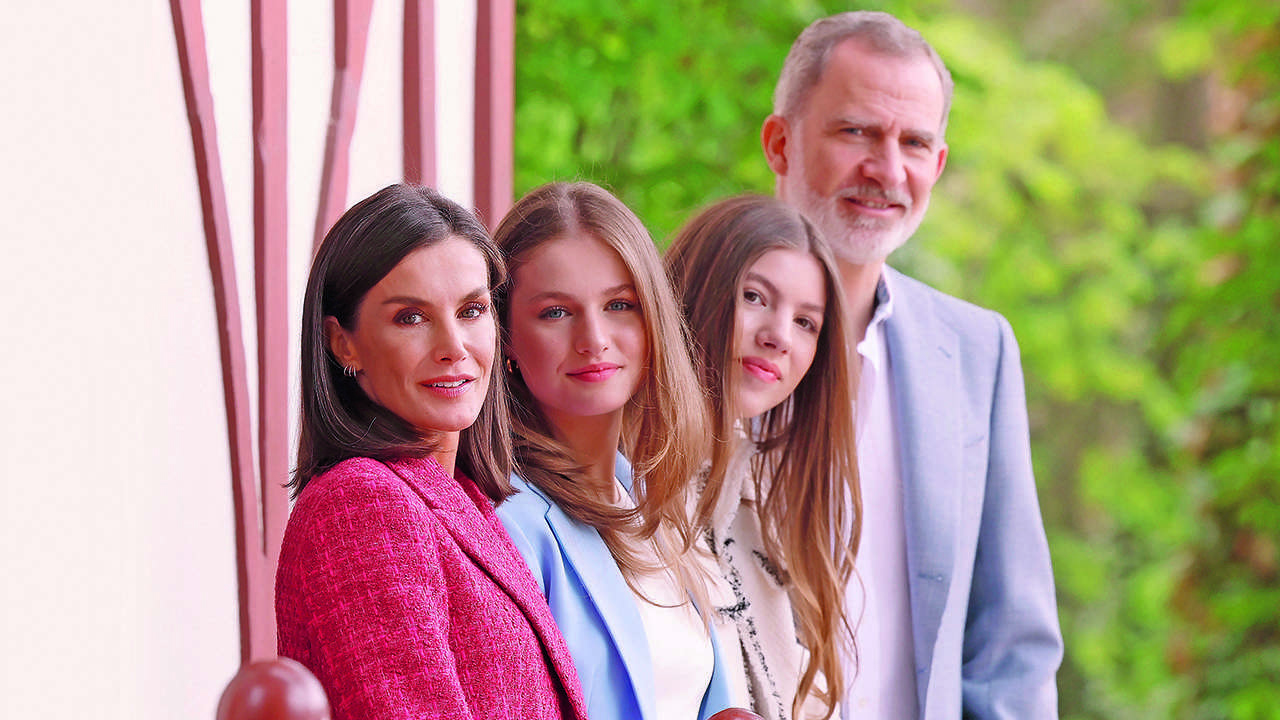 Los detalles del posado más revolucionario de Felipe y Letizia con sus hijas: la intrahistoria del 20º aniversario de boda