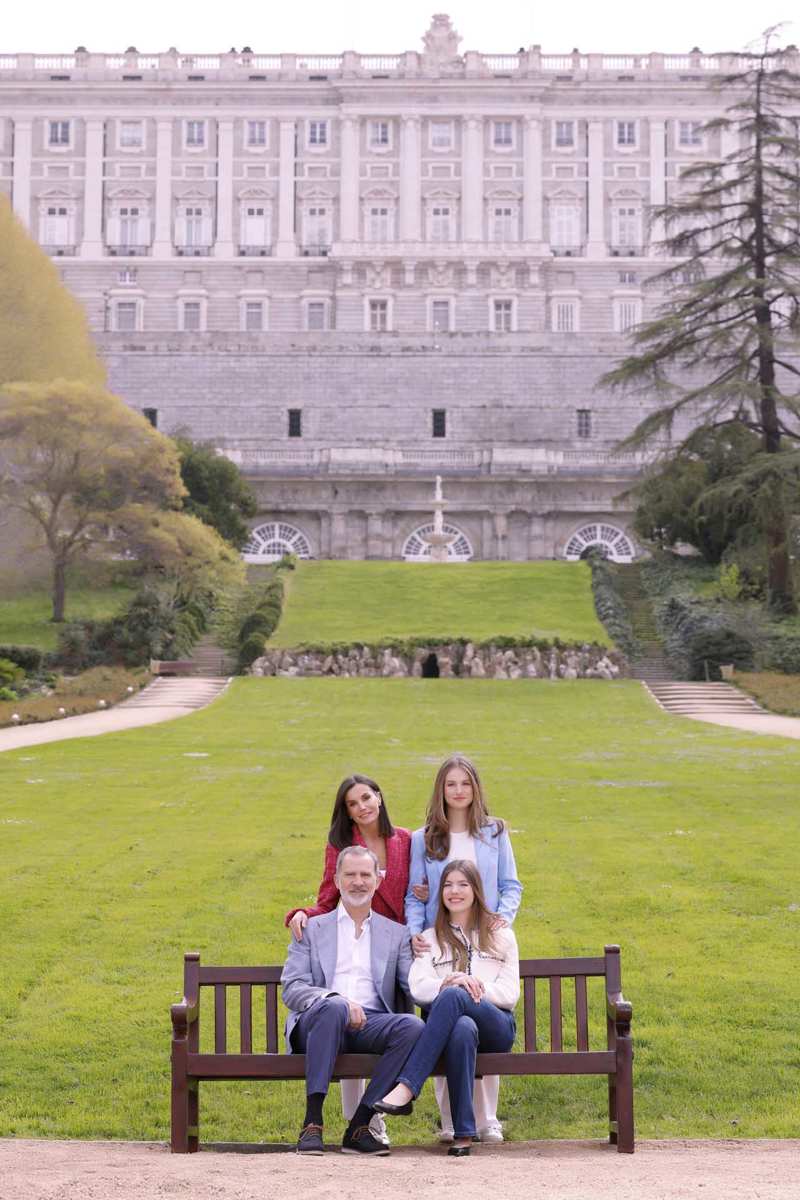 Posado oficial de los Reyes Felipe y Letizia con sus hijas