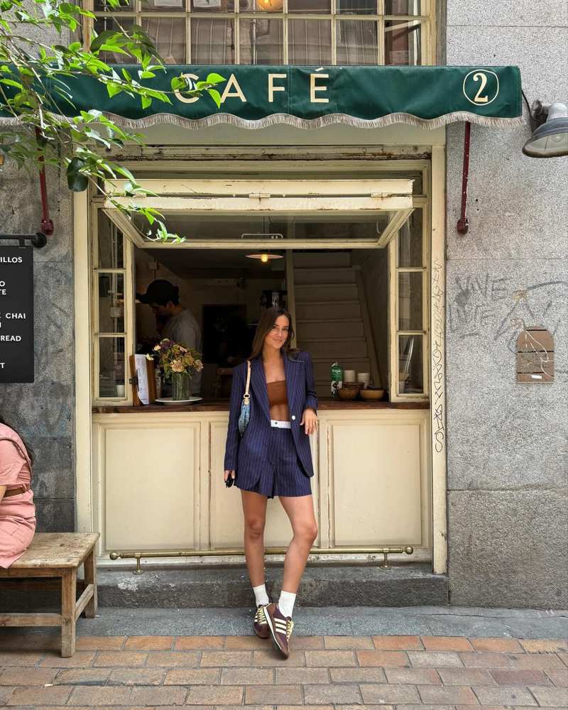 El top en tonos tierra a juego con sus zapatillas 