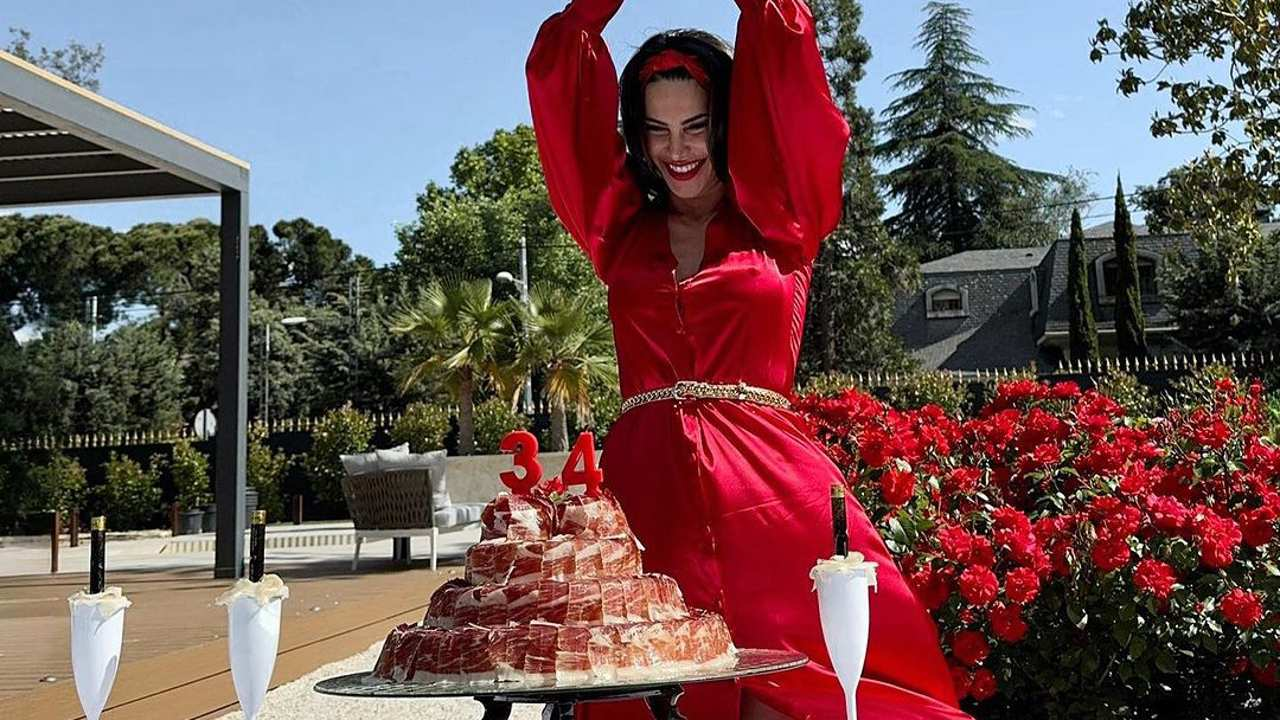 Carla Barber celebra su 34 cumpleaños con una tarta de jamón ibérico