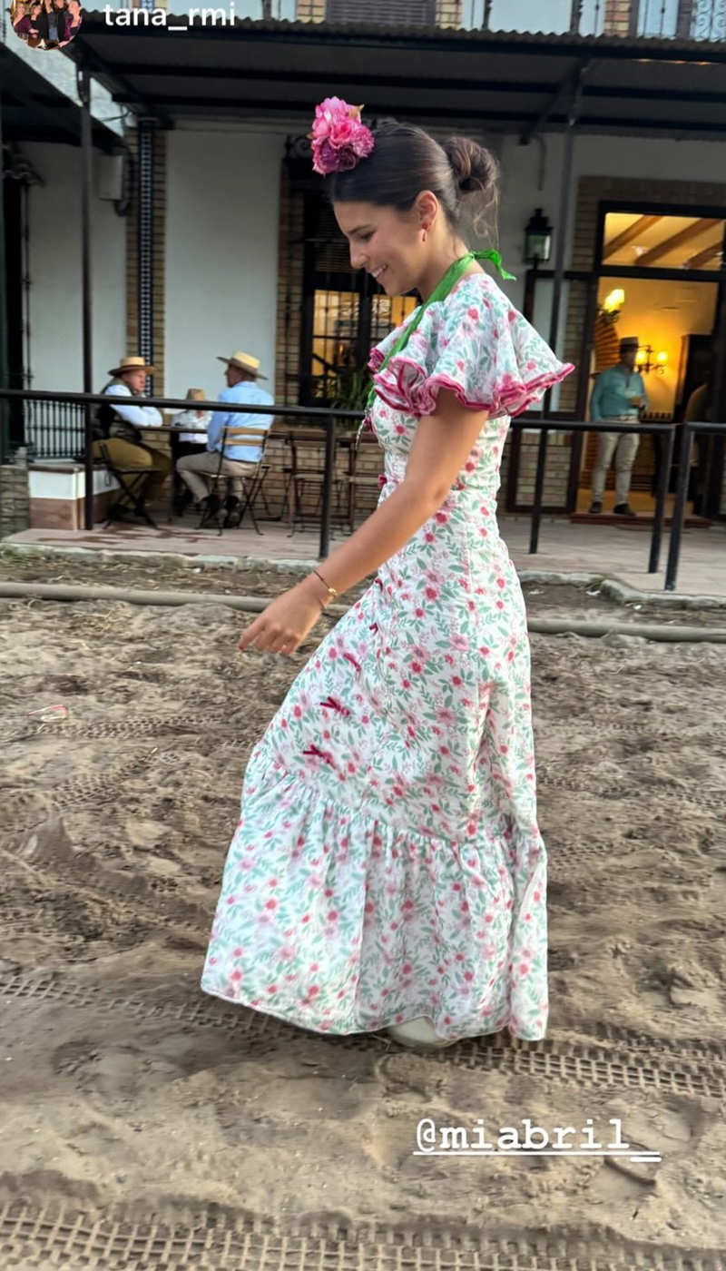Tana Rivera se enfunda en un vestido de Lourdes Montes en el Rocio 2024 