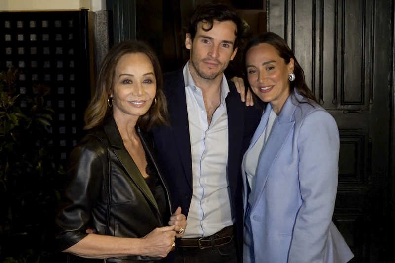 Tamara Falcó, Íñigo Onieva e Isabel Preysler posando juntos