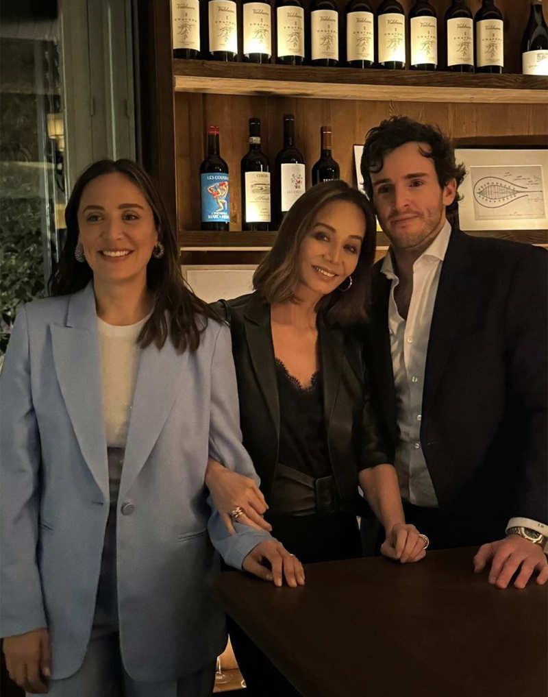 Tamara Falcó, Isabel Preysler e Íñigo Onieva en Casa Salesas