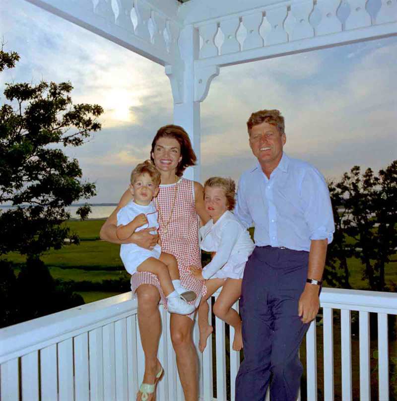 John y Jackie Kennedy con sus dos hijos